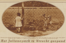 873108 Afbeelding van een meisje bij het hek van het hertenkamp in het Julianapark aan de Amsterdamsestraatweg te ...